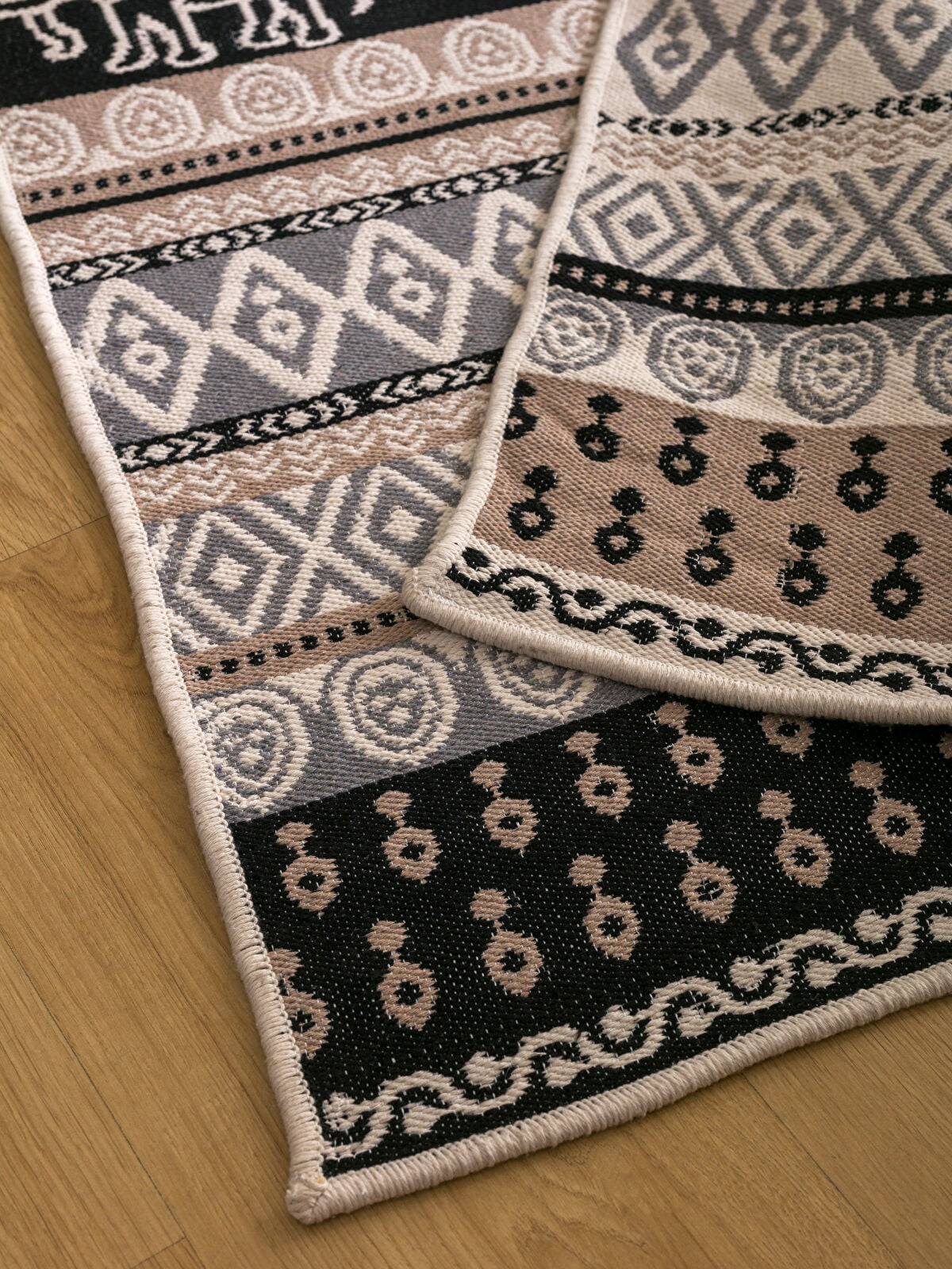 Ethnic Design Carpet 80x140 cm