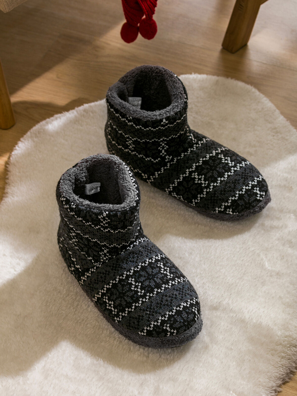 Detailed Brocade Men's House Shoe