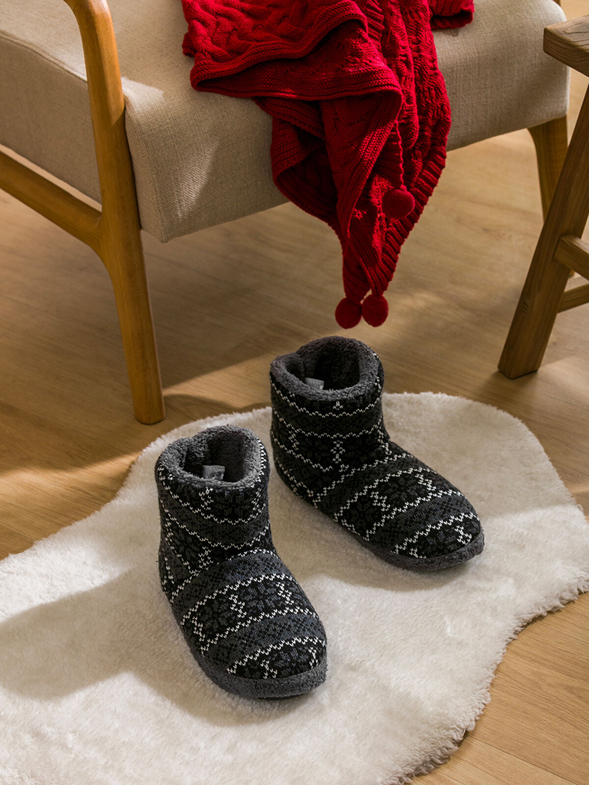 Detailed Brocade Men's House Shoe
