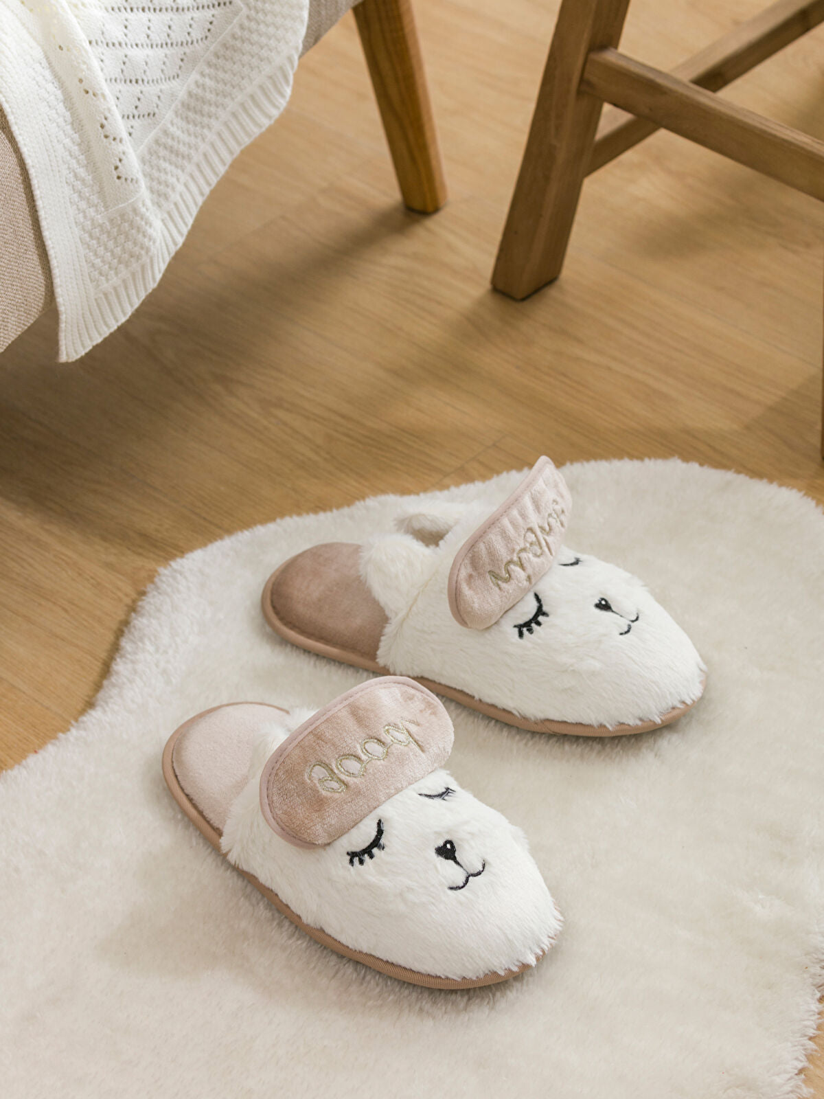 Detailed Applique 3D Embellished Fleece Women's Home Slipper