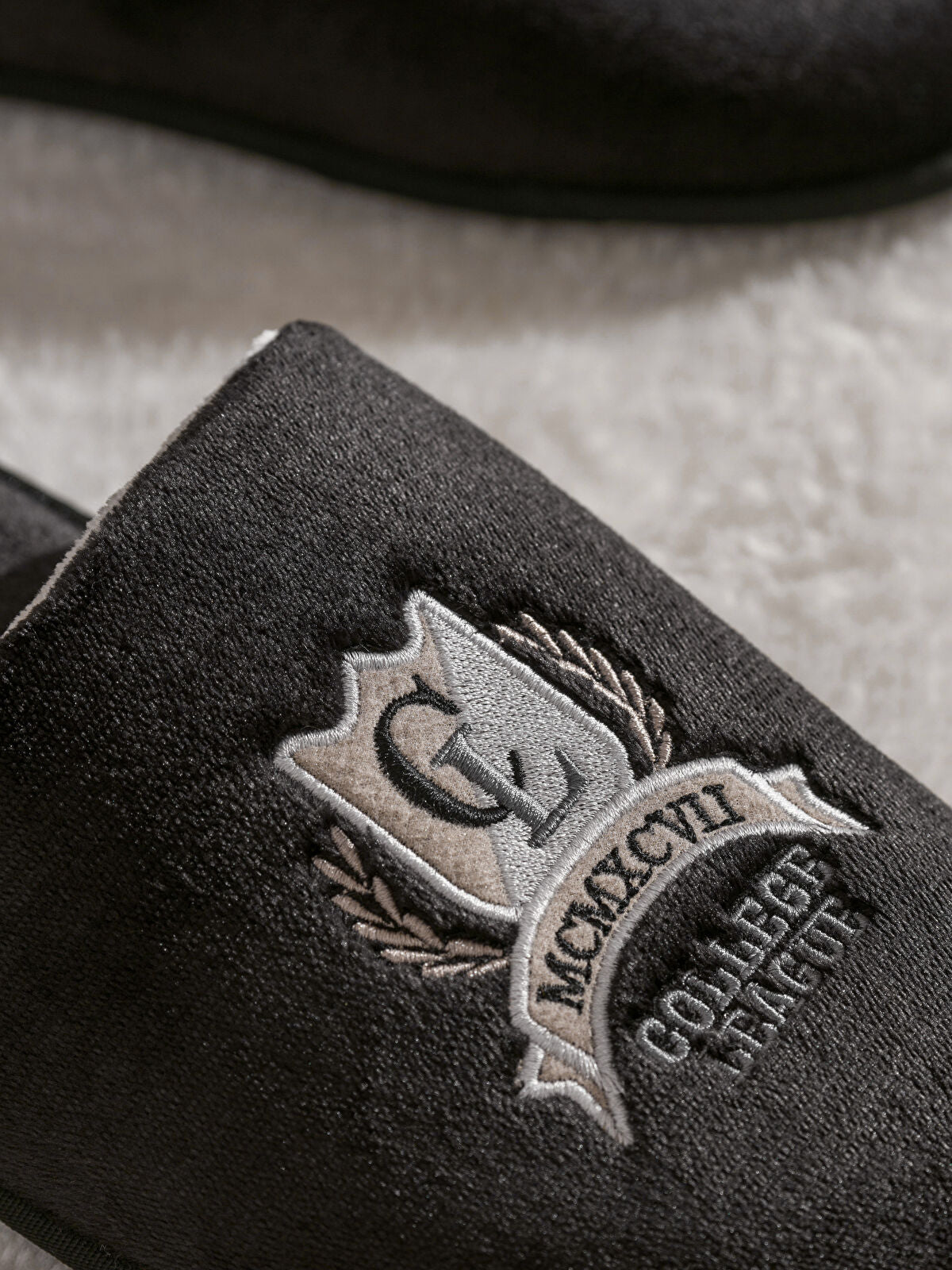 Nail-Studded Men's House Slipper