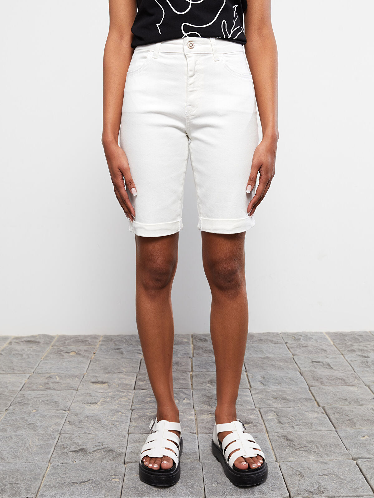 Standard Fit Straight Pocket Women's Rodeo Jeans Short