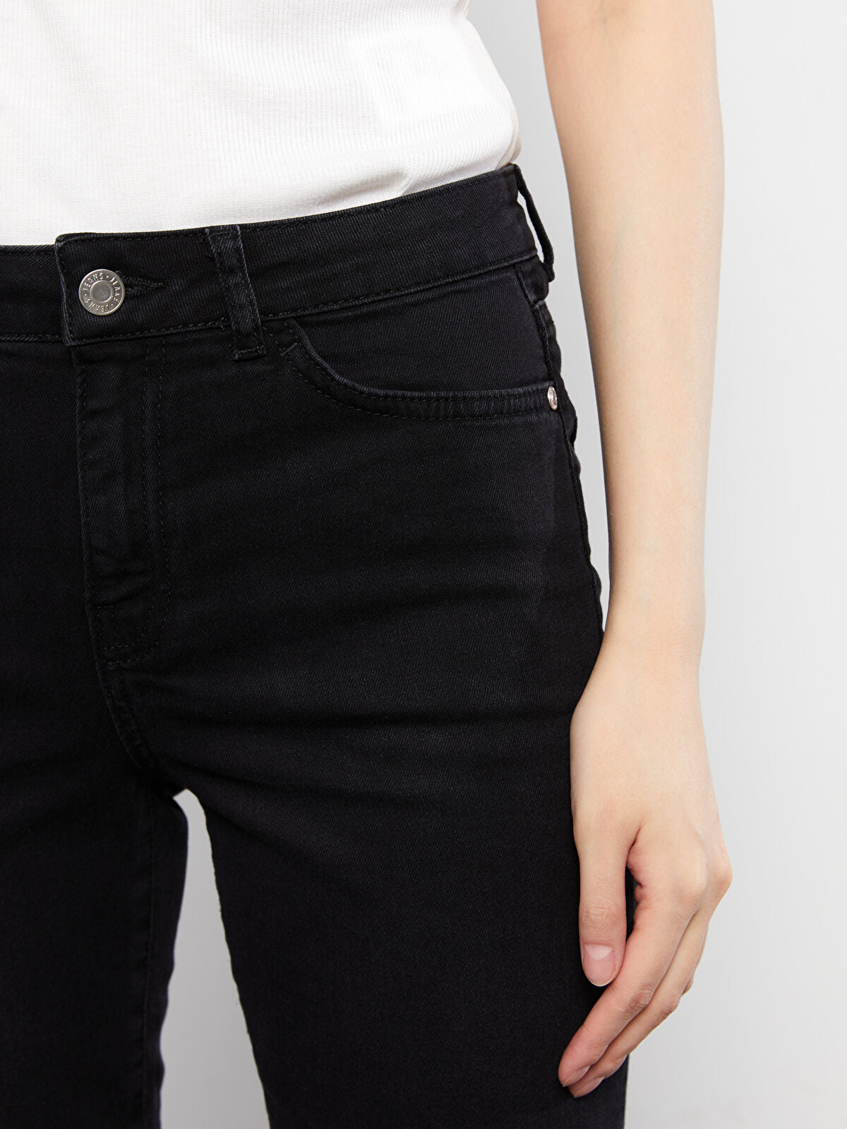 Standard Fit Straight Pocket Women's Rodeo Jeans Short