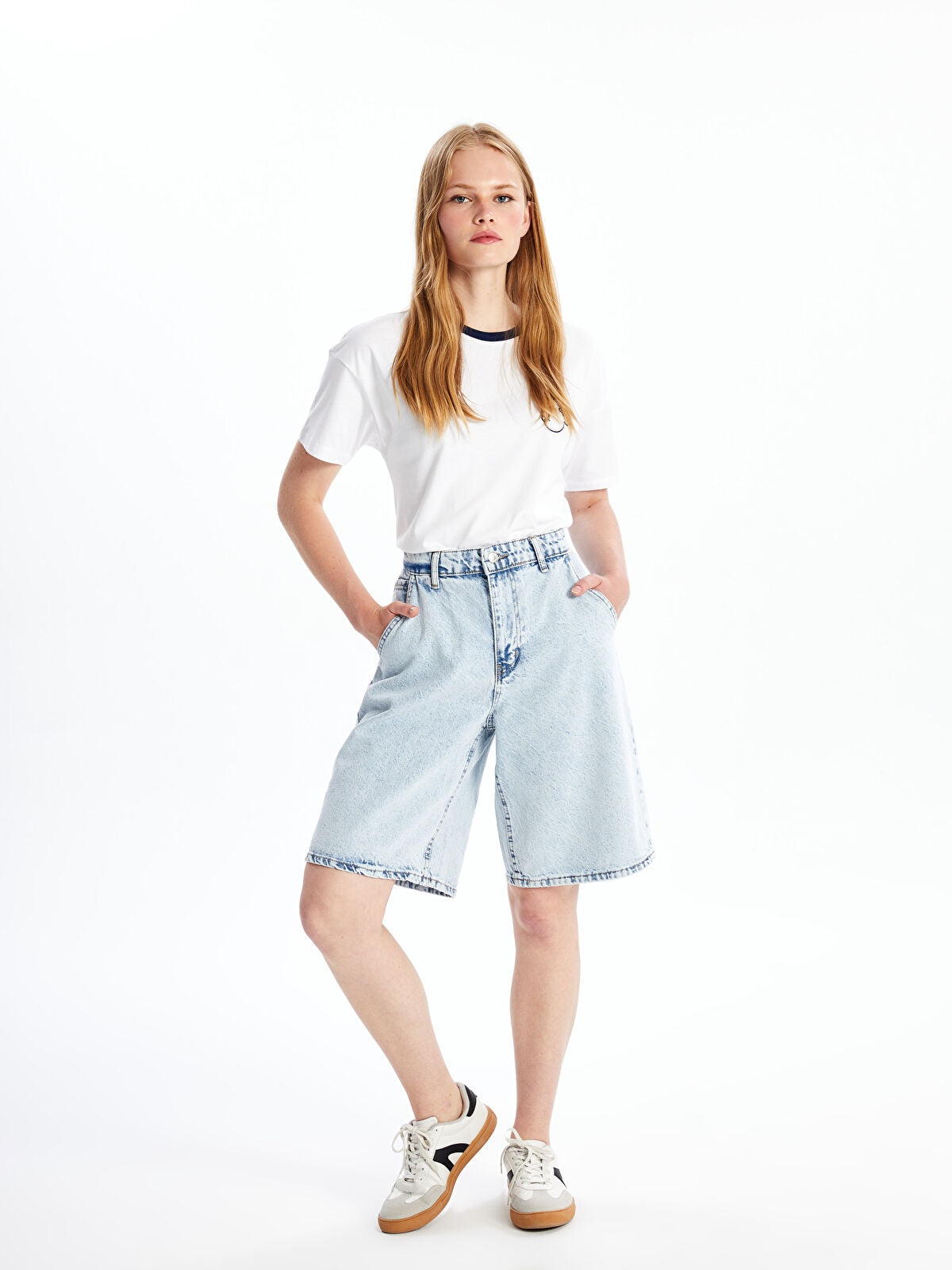 Standard Fit Women's Jeans Short