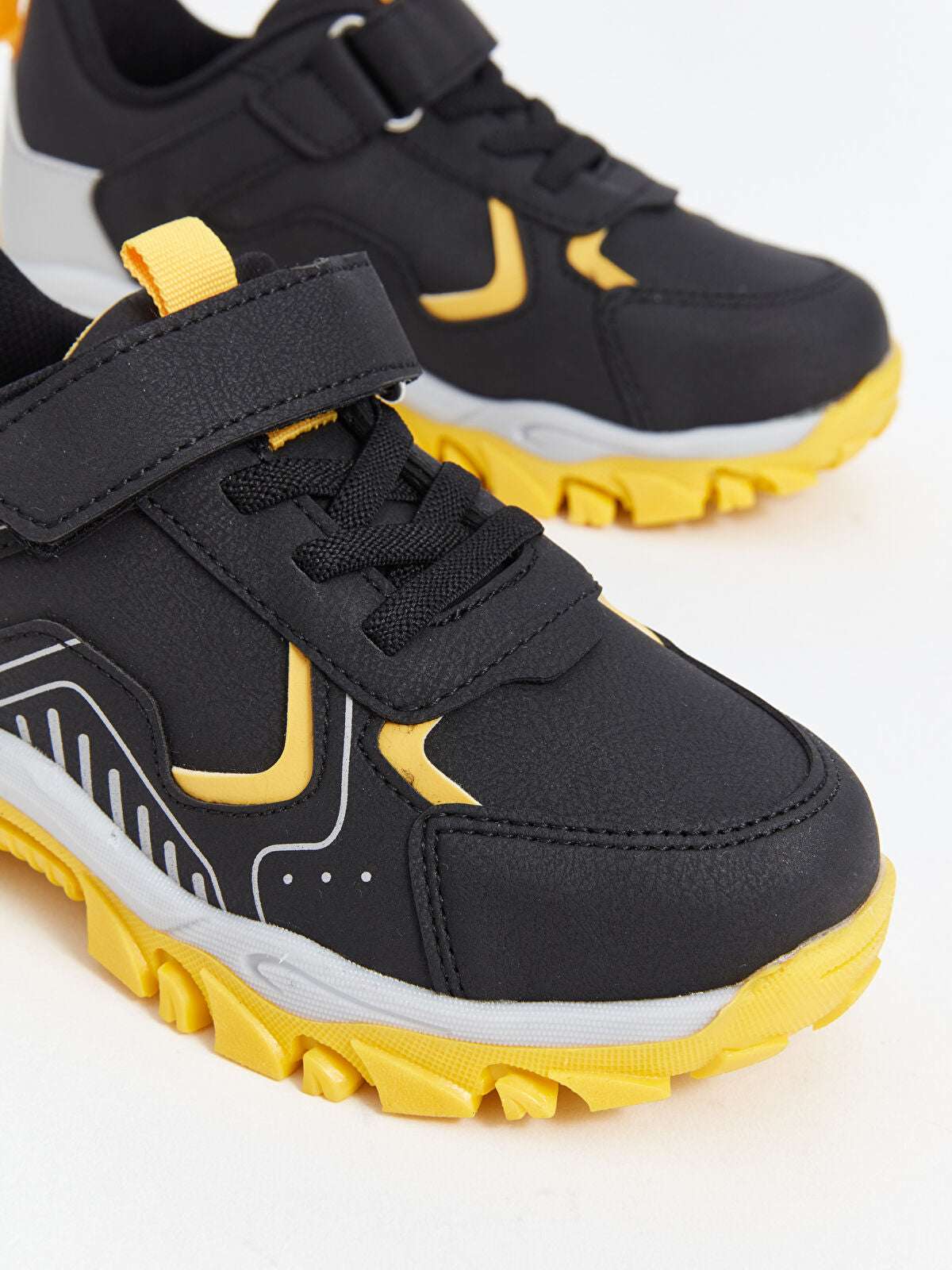 Tie and Crinkle-textured Boys' Trekking Shoes