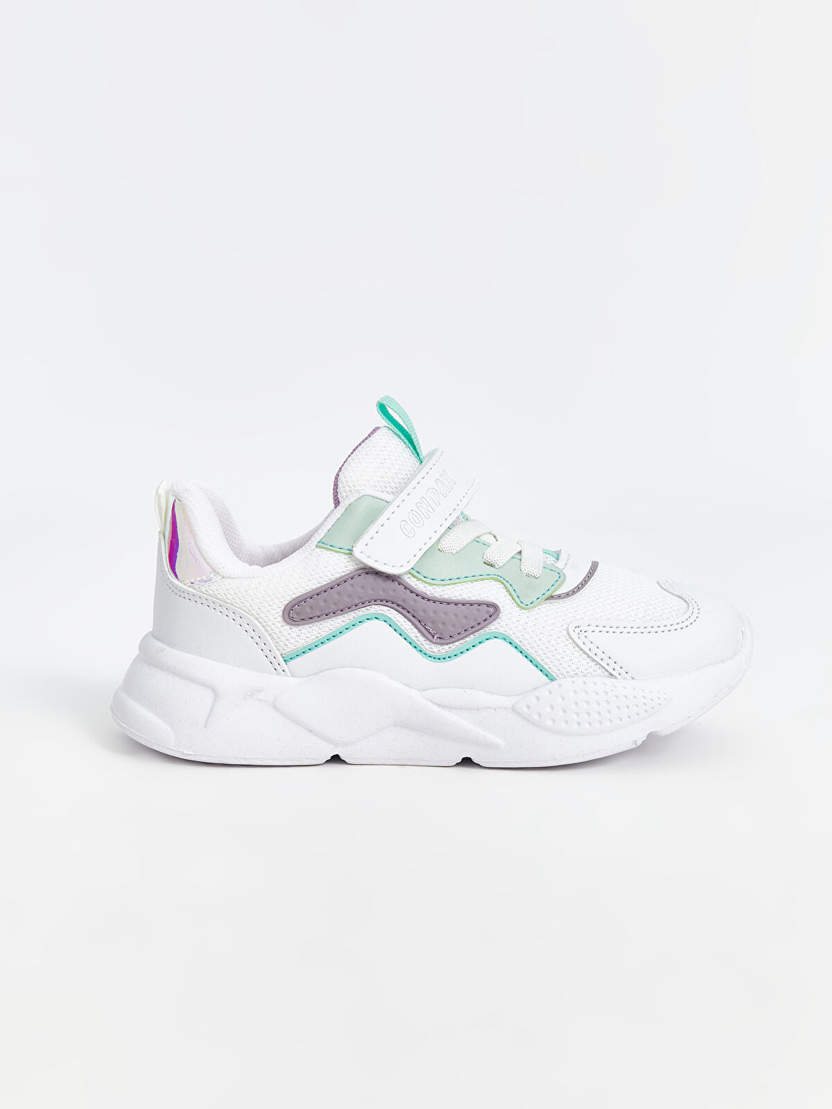 Strap-On and Crispy-Sounding Kids' Sports Shoes