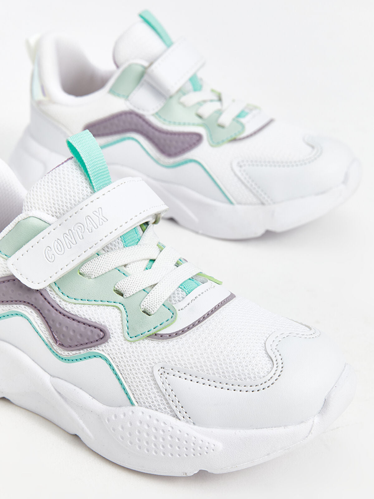 Strap-On and Crispy-Sounding Kids' Sports Shoes