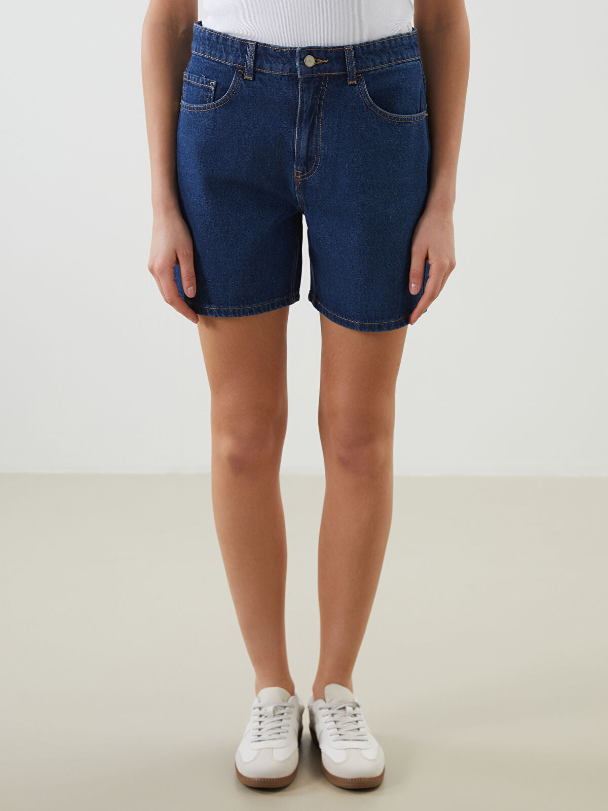 Standard Fit Women's Jeans Short