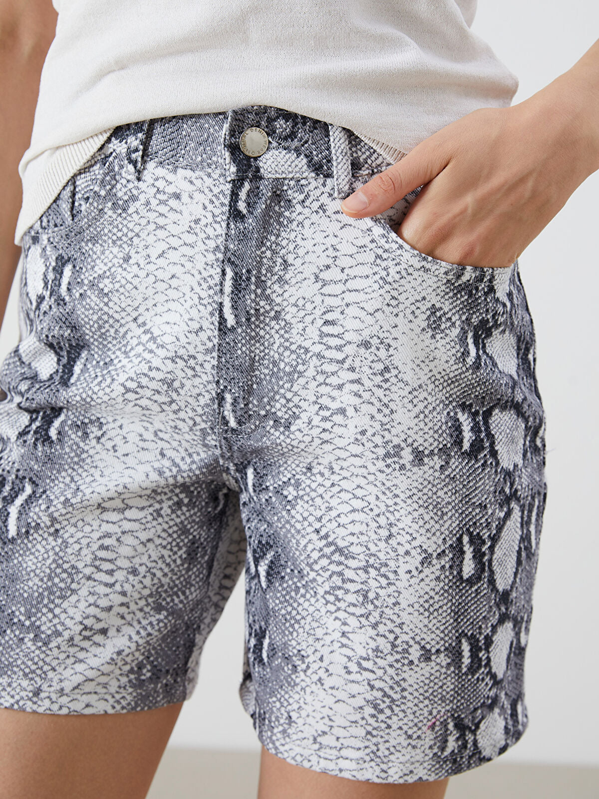Standard Fit Snake Print Design Women's Jeans Short