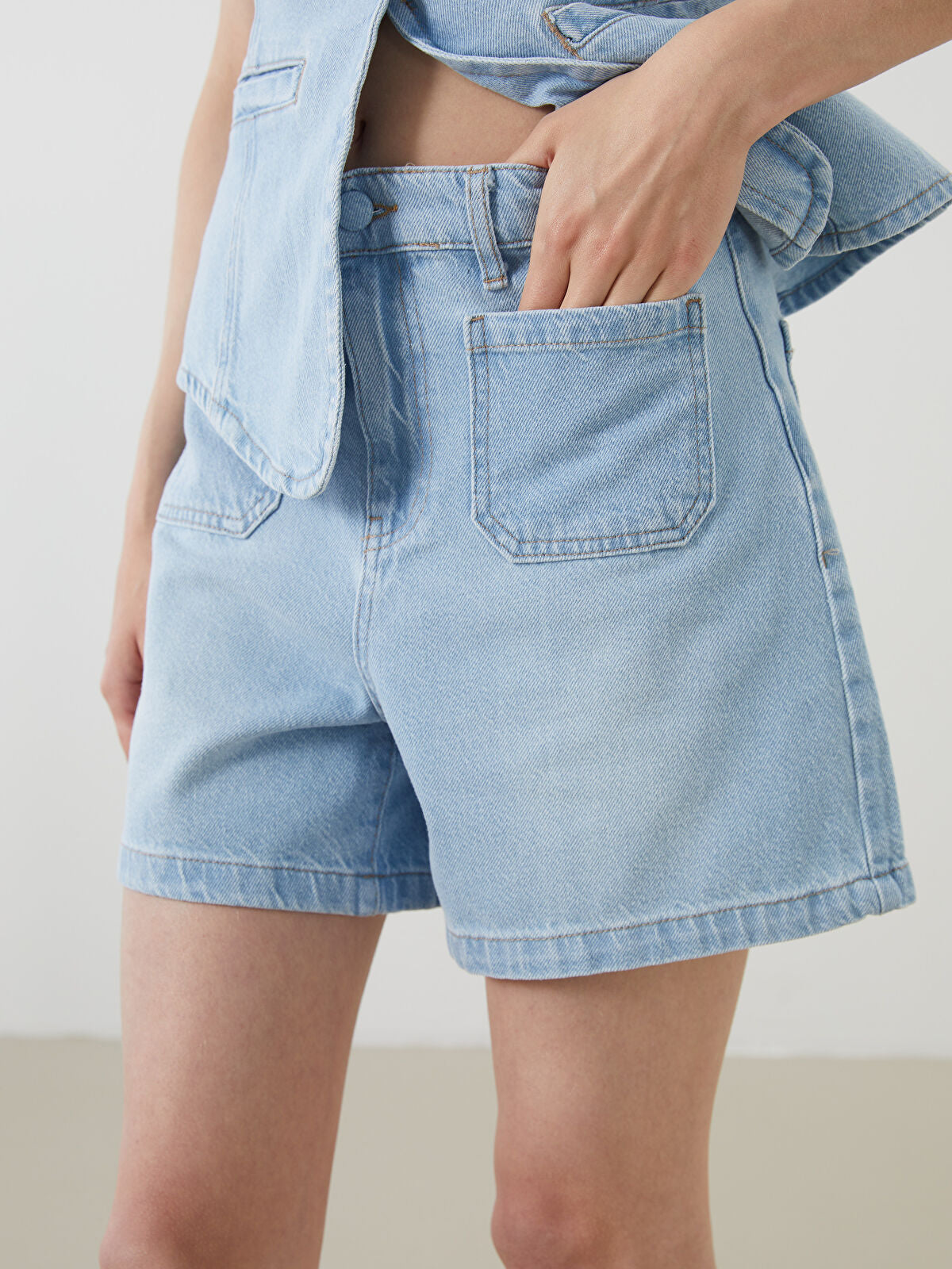Standard Fit Women's Jeans Short