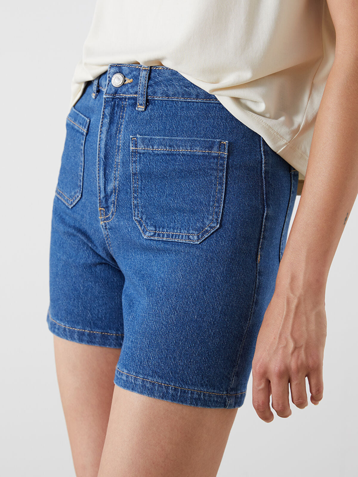 Standard Fit Women's Jeans Short