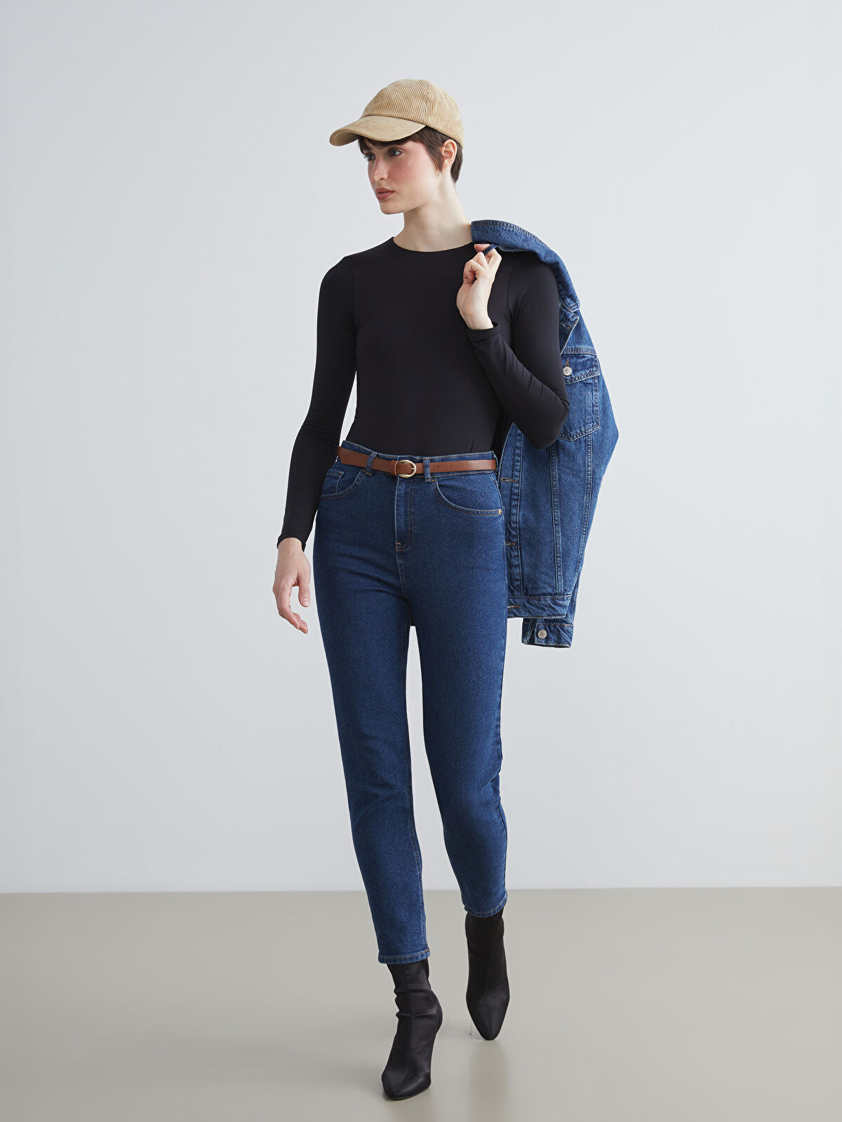 Belted Mom Fit Women's Jeans Pants