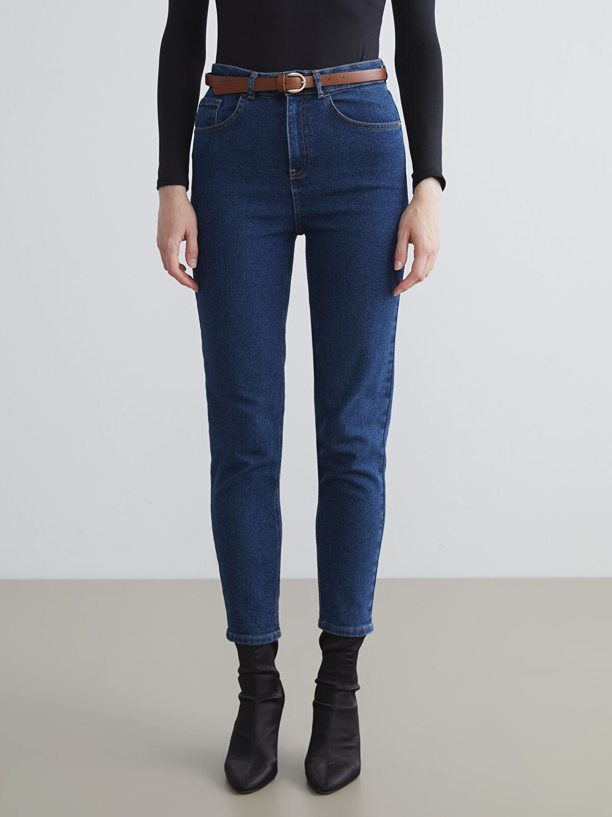 Belted Mom Fit Women's Jeans Pants