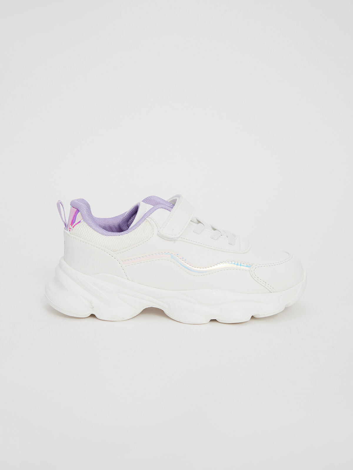 Strap-On and Crispy-Sounding Kids' Sports Shoes