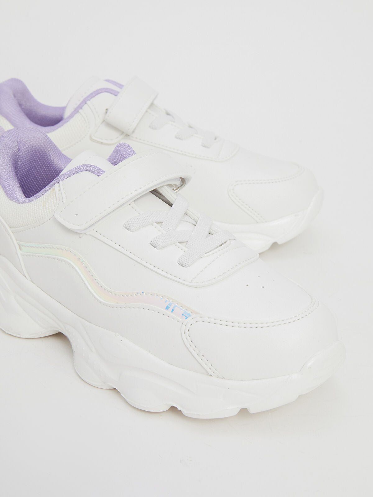 Strap-On and Crispy-Sounding Kids' Sports Shoes