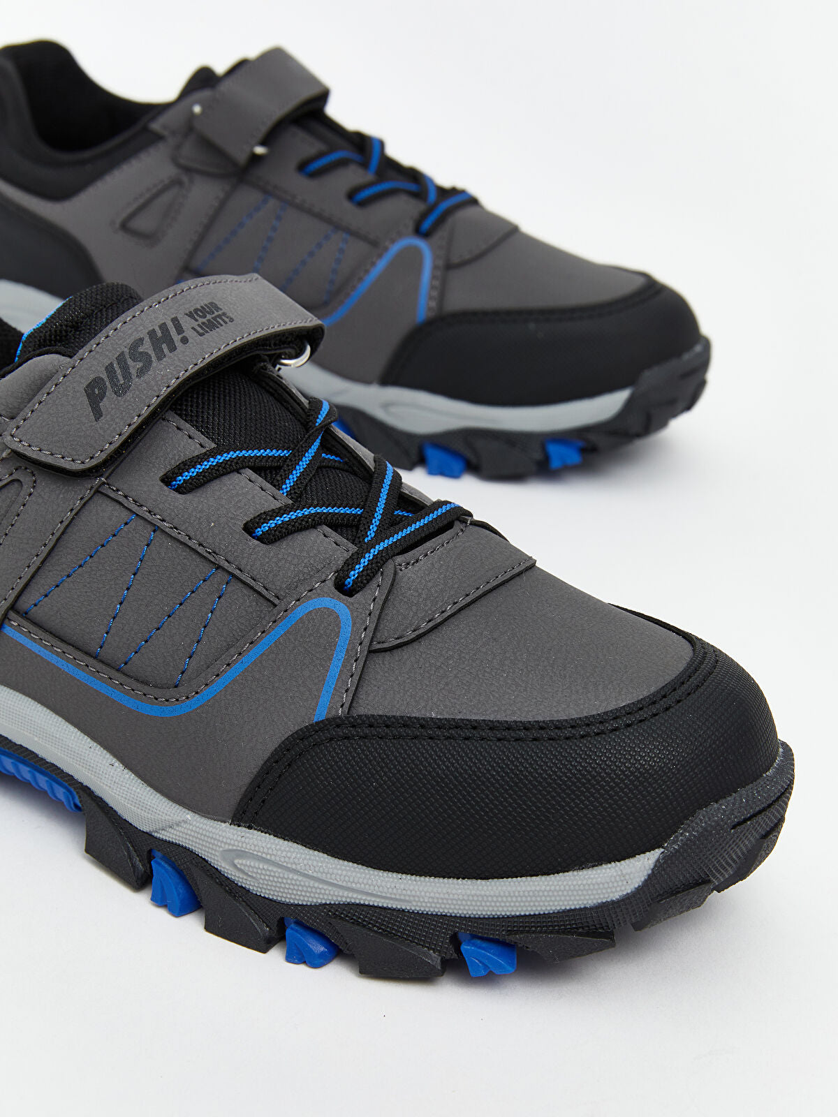 Tie and Crinkle-textured Boys' Trekking Shoes