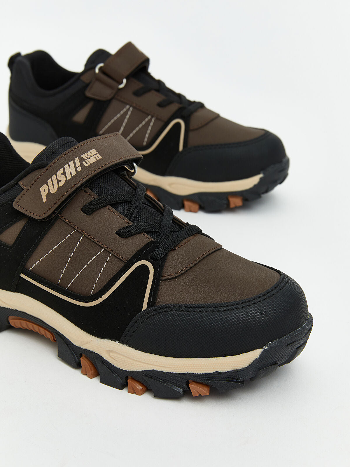Tie and Crinkle-textured Boys' Trekking Shoes