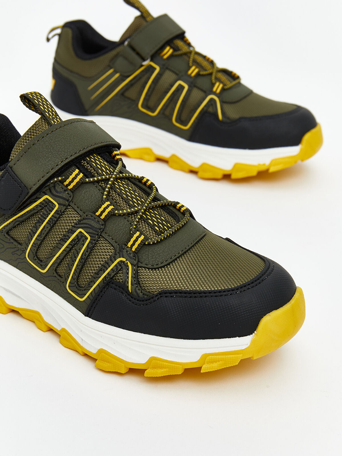 Tie and Crinkle-textured Boys' Trekking Shoes