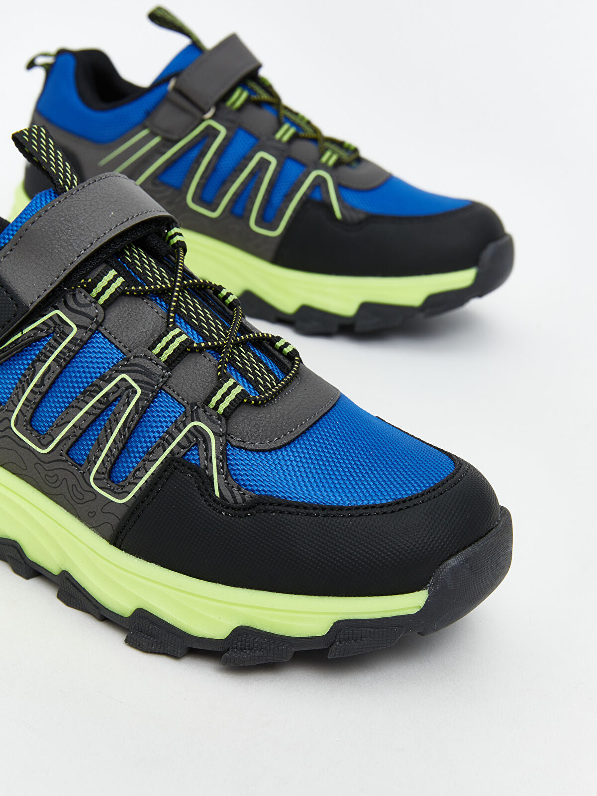 Tie and Crinkle-textured Boys' Trekking Shoes