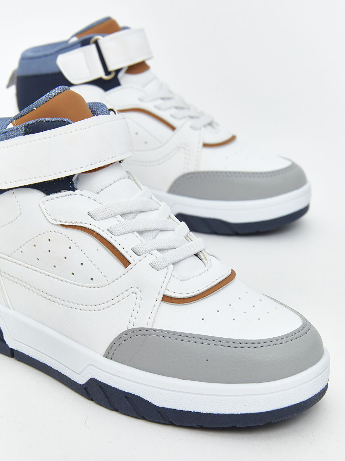 Bounce and Tread Design Boys' Sports Shoes