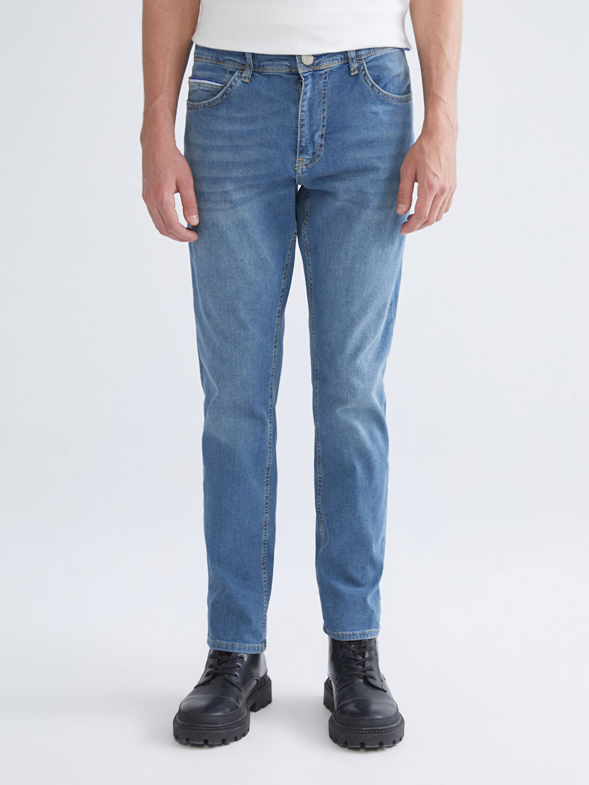 750 Slim Fit Men's Woven Jean Pantalon