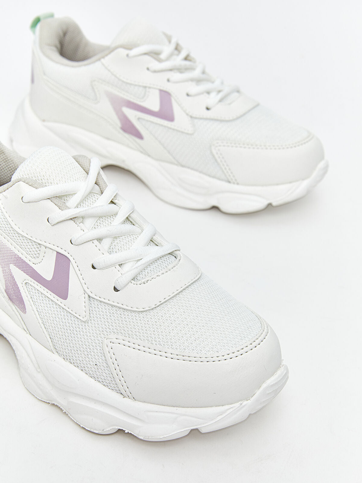 Strap-On and Crispy-Sounding Kids' Sports Shoes