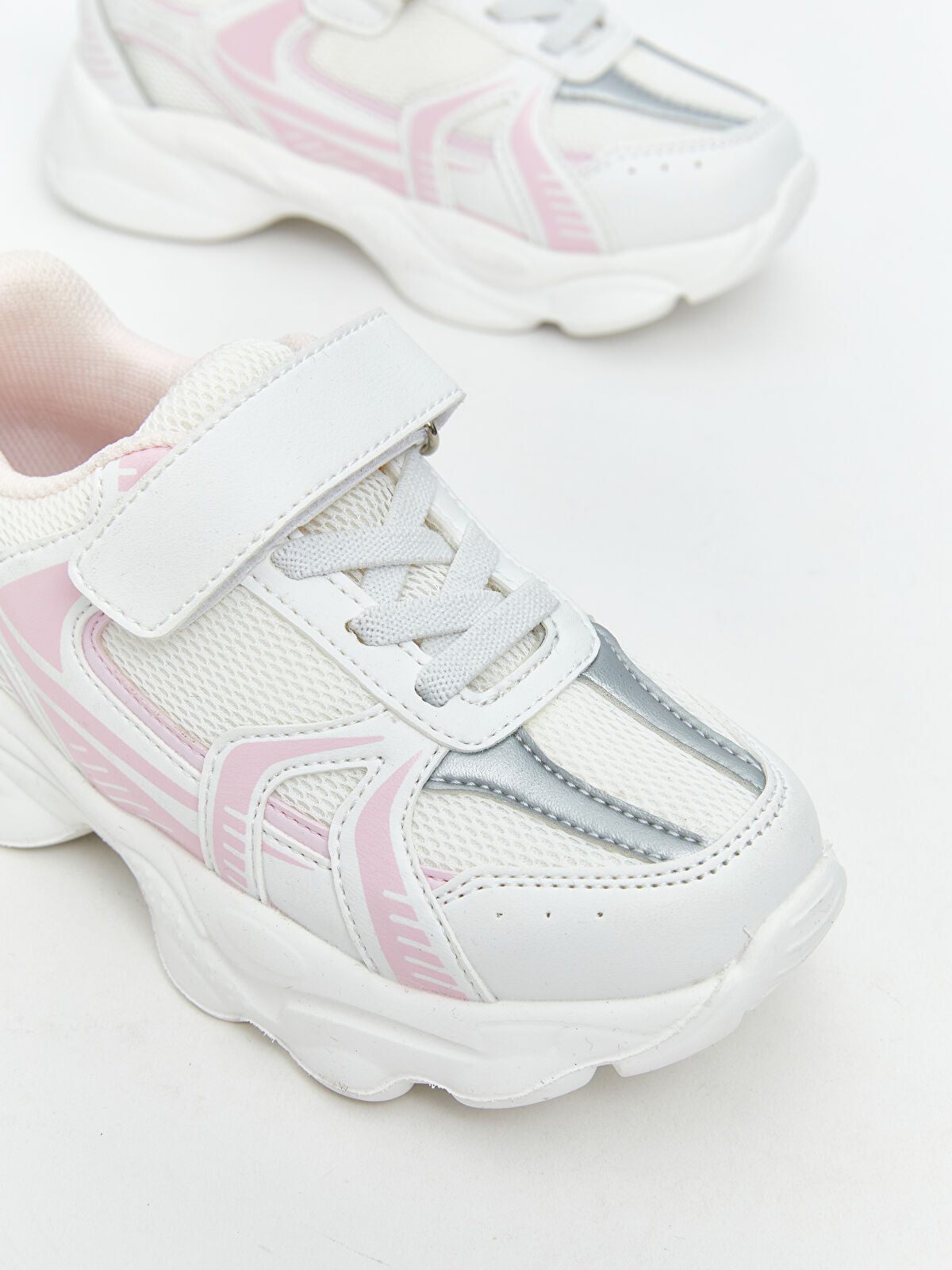 Strap-On and Crispy-Sounding Kids' Sports Shoes