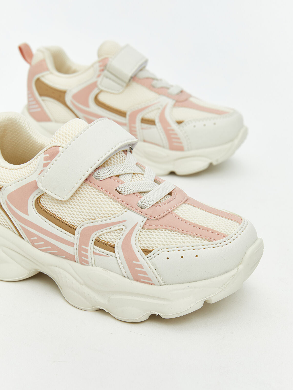 Strap-On and Crispy-Sounding Kids' Sports Shoes